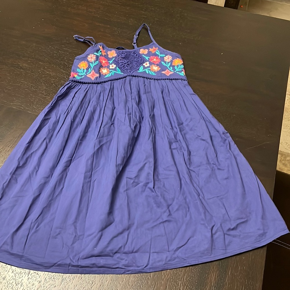 Very pretty dress, no stains, almost new
